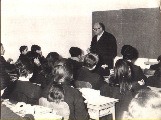 En clase con el Padre Pooli